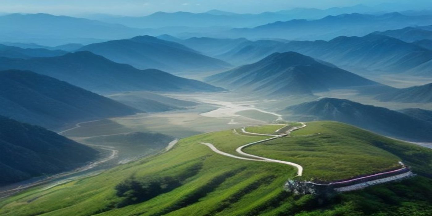 蜜桃视频在线平台使用场景：用户在明亮现代的书房中通过大屏幕浏览视频内容，暖橙色光线渲染出舒适的观看氛围，屏幕上显示清晰的视频播放界面
